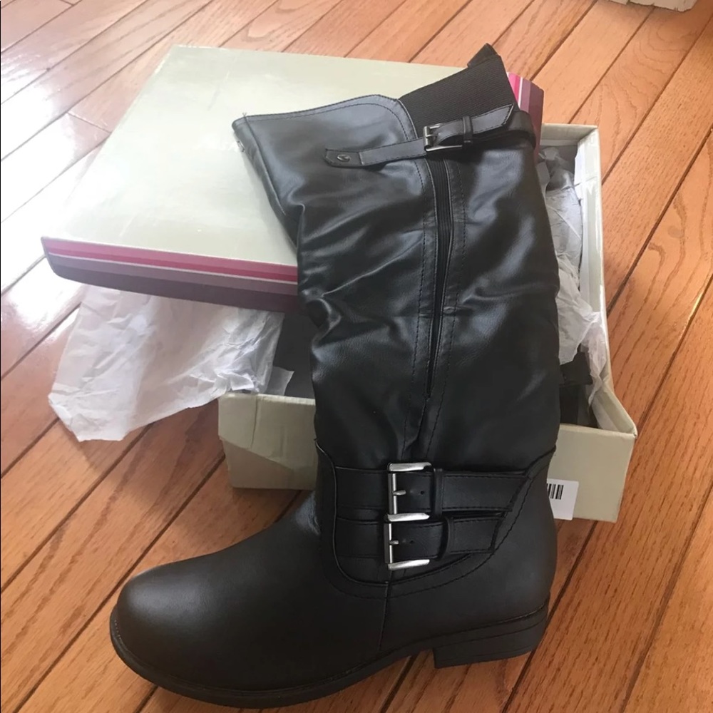 Women’s black boots brand new size 6.5